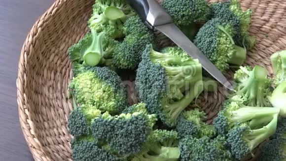 健康的绿色有机生花椰菜准备烹饪视频的预览图