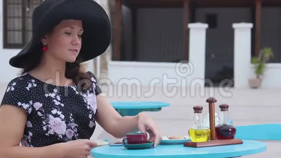 浪漫的年轻女士在豪华度假胜地放松喝咖啡等待约会视频的预览图