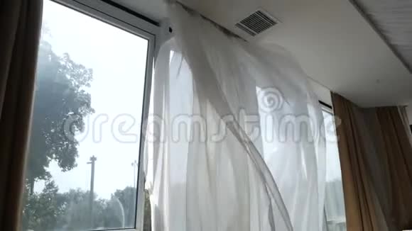 抽象的酒店客房内部用新鲜空气挥动窗帘视频的预览图