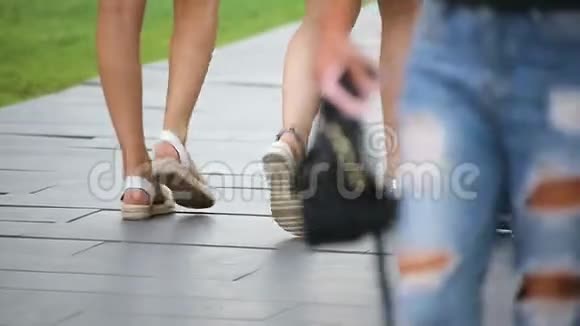 女朋友一起在公园散步花时间在户外腿部特写视频的预览图