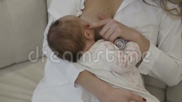 母亲用乳房喂养婴儿视频的预览图