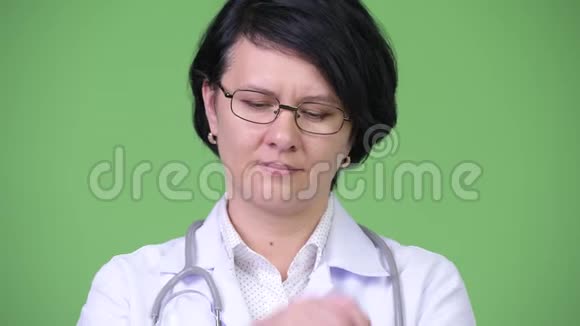 严肃的女医生留着短发低头思考视频的预览图