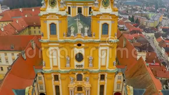 奥地利梅尔克修道院的老建筑和屋顶旅游景点空中视频的预览图