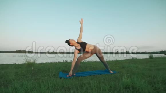 做瑜伽的漂亮女孩瑜伽运动冥想和健康生活方式概念视频的预览图