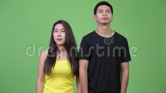 年轻的亚洲夫妇看起来很无聊视频的预览图