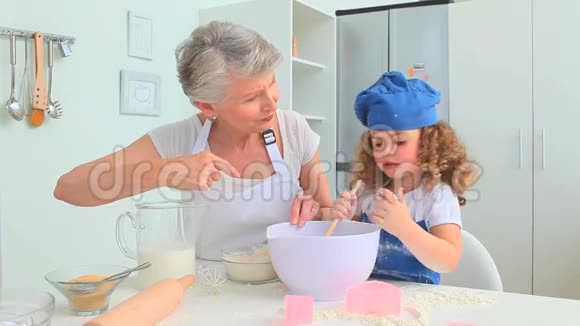 祖母和孙女一起烘焙视频的预览图