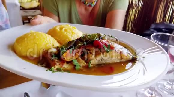 鲤鱼萨拉穆拉传统罗马尼亚菜视频的预览图