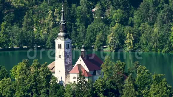 设在布莱德湖的玛丽教堂斯洛文尼亚旅行鸟瞰视频的预览图