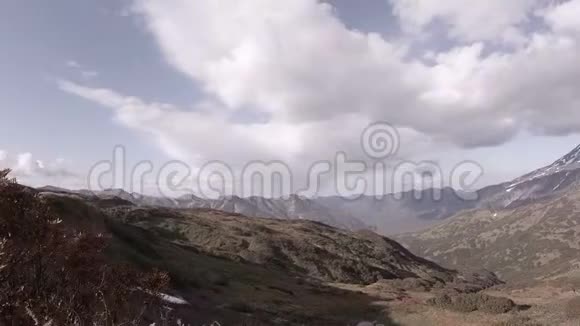 堪察加的火山景观视频的预览图