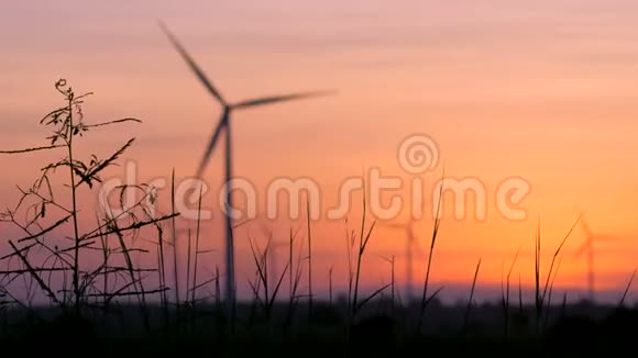 风力发电机组日落生态能源概念的剪影风力发电机组替代清洁动力技术视频的预览图