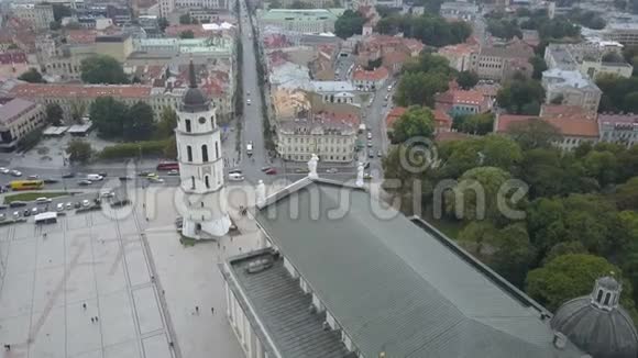 立陶宛维尔纽斯钟楼的空中景观在博克斯塔附近飞行视频的预览图