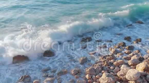 日落时分海浪撞击岩石海岸视频的预览图