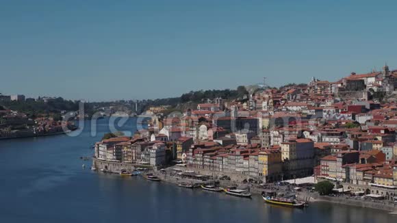 从VilaNovadeGaia俯瞰波尔图波尔图波尔图城和里贝拉河葡萄牙永恒日落视频的预览图