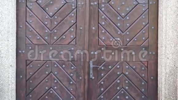 旧的木制入口门木门有古老的装饰视频的预览图