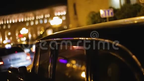 晚上停放在共和广场的复古车反映邮局大楼视频的预览图