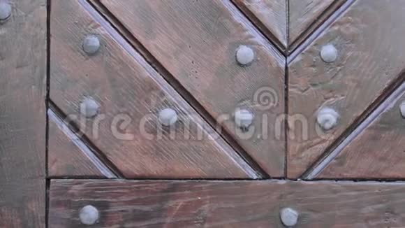 质朴的棕色木门质感木门用金属铆钉碎片视频的预览图