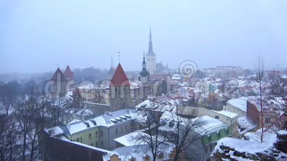 白雪皑皑的三月天在老塔林上空爱沙尼亚视频的预览图
