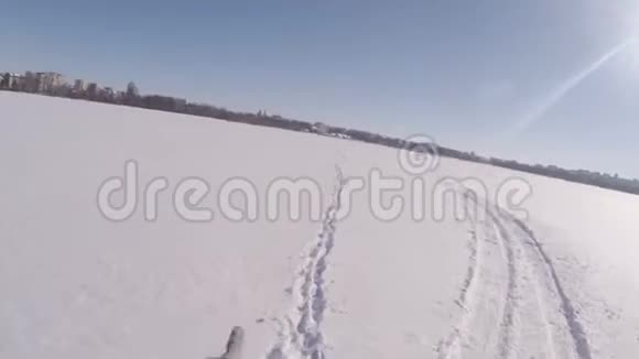 在冰冻的河流上乘雪车兜风视频的预览图