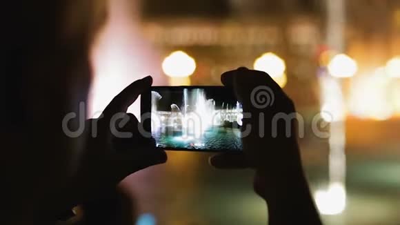 游客录制视频与智能手机音乐喷泉图像屏幕视频的预览图