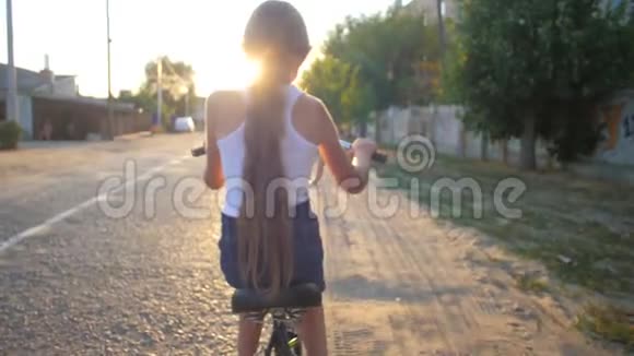 孩子们骑自行车沿着街道骑慢动作视频的预览图