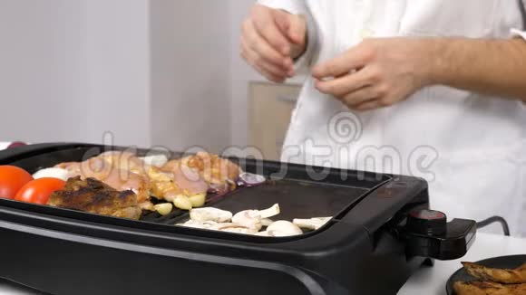 蘑菇被放在烤架上视频的预览图