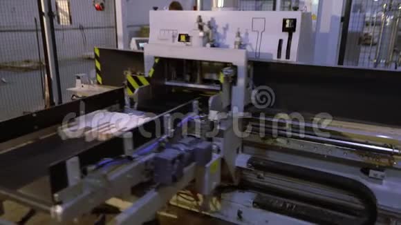家具生产家具生产过程工厂现代化机器的工作视频的预览图