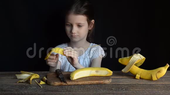 这个女孩做香蕉船视频的预览图