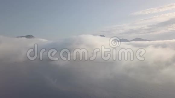 海面上空的嗡嗡声飞向多云的山脉视频的预览图