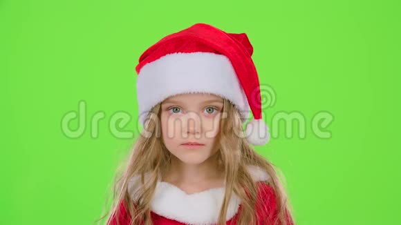 宝宝穿着漂亮的西装戴着红色新年帽微笑绿色屏幕慢动作视频的预览图