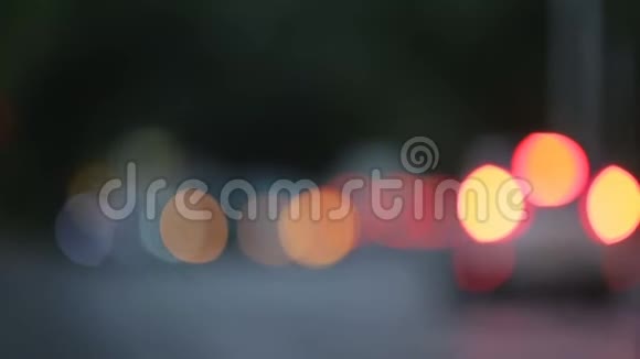 傍晚城市的道路交通模糊的光点变成汽车前灯视频的预览图