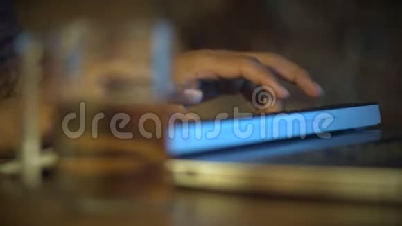 电脑键盘上印第安男子打字特写然后从桌上拿杯茶啜饮品味视频的预览图