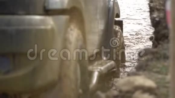 强大的越野车在肮脏的乡村道路上越野极端情况下的汽车司机在动荡中前进视频的预览图