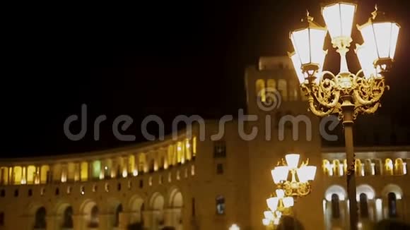 人们晚上在亚美尼亚埃里温在外交部附近散步视频的预览图