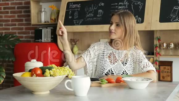 女人在厨房里用全息面板视频的预览图