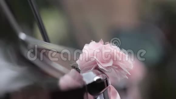 为新娘Bijouterie设计的黑色汽车装饰上的粉色花朵丝带缎子装饰和珠宝视频的预览图