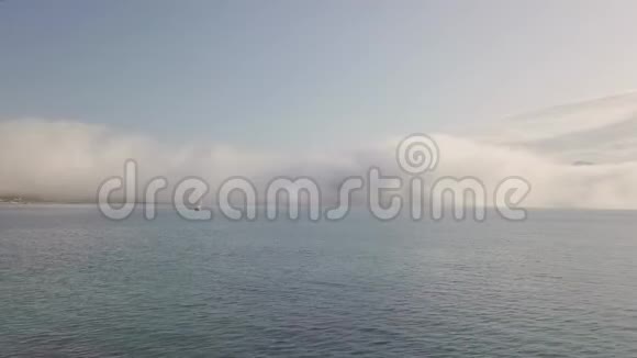 孤独的游艇漂浮在大海和阴云密布的群山中视频的预览图