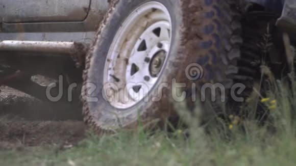 开车的人休息黑色大越野车滑过干泥在农村开车的极端条件干燥视频的预览图
