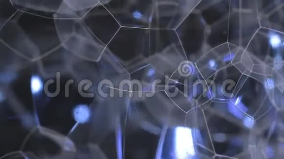 宏观特写肥皂泡的旋转看起来像美丽多边形晶格的科学图像视频的预览图
