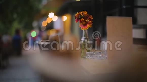 餐厅的预订桌上放一束鲜花晚上提供户外座位视频的预览图