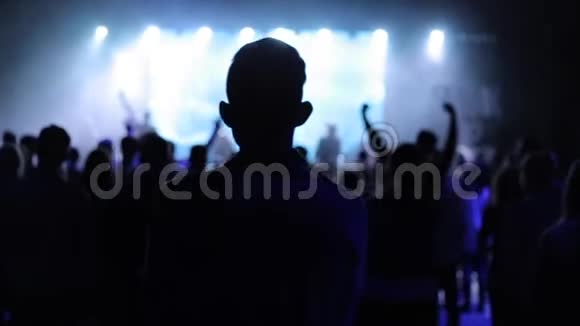 在音乐会上听慢音乐的人的后景很多人都在他面前他们中的一些人视频的预览图