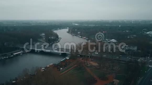 在Amstel河和主要道路交叉口的汽车桥的鸟瞰图荷兰阿姆斯特丹视频的预览图