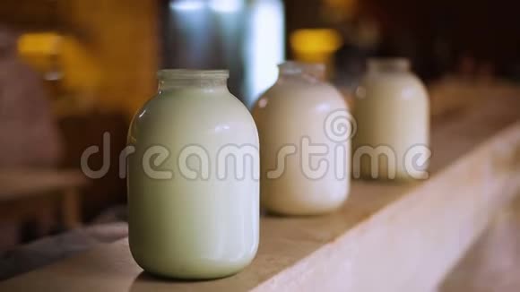 销售家庭牛奶家庭生产酸奶油健康有机食品视频的预览图