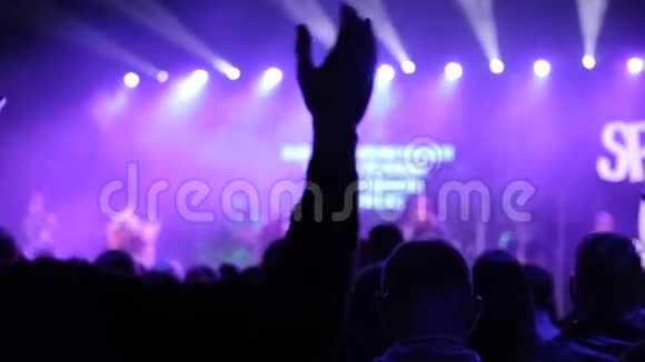 音乐会上举起的手模糊的阶段唱歌沃尔希普视频的预览图