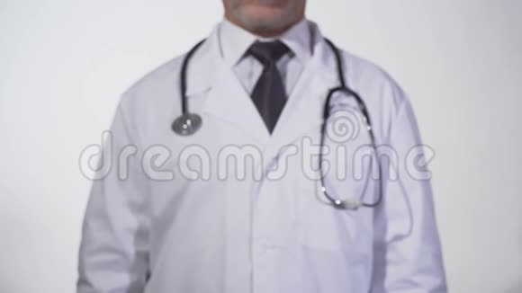 医生手中黑板上写的哮喘遗传性肺病不良生态视频的预览图