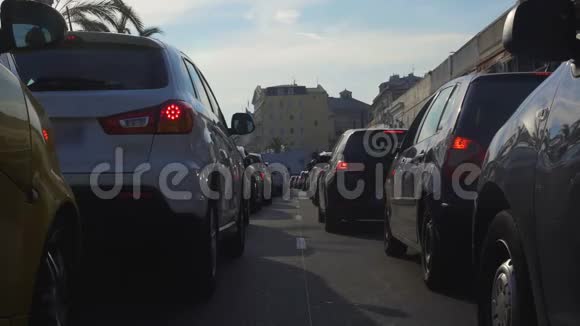 交通堵塞的汽车市中心的交通繁忙的生活视频的预览图