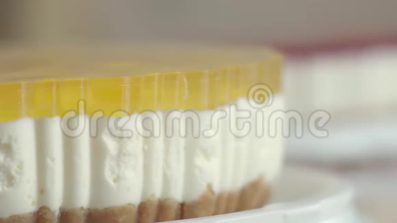 用透明的釉和桃片做茶的甜点美味的桃子蛋糕加鲜奶油水果的特写视频的预览图