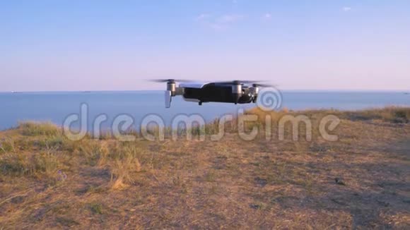 四架直升机下降降落在飞行员手上无人机慢速飞行视频的预览图