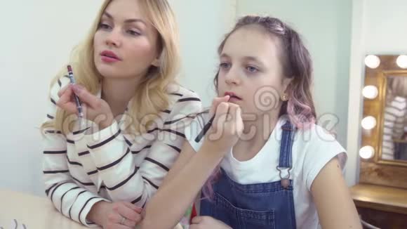 镜子里的母女俩在画嘴唇反思视频的预览图