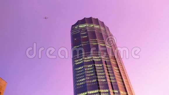 阿布扎比城市神奇的紫色日落飞机在4K飞行视频的预览图