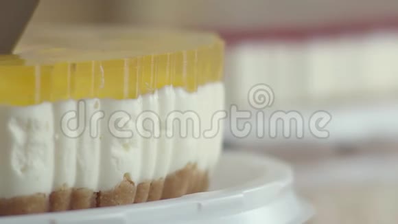 美味的芝士蛋糕点菜切成块鲜奶油桃子蛋糕茶点覆盖视频的预览图